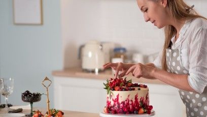 Jak udekorować tort domowymi sposobami? Sposoby na boki i wierzch tortu